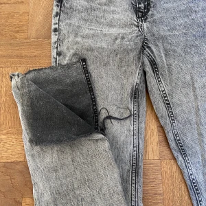 Gråa jeans - Gråa jeans från zara med slits