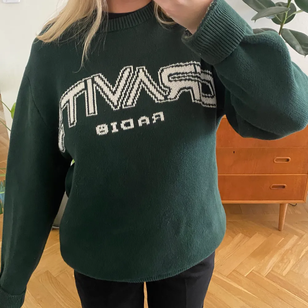 !FRAKT INKLUDERAT!  Sweatshirt från weekday i en jättefin grön färg! Superskön till hösten 🍂 från herravdelningen men passar alla! . Tröjor & Koftor.