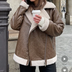 Brun pilotjacka - Intressekoll på denna slutsålda jacka från NA-KD, endast använd en gång! Storlek 36. Nypris: 1099kr 