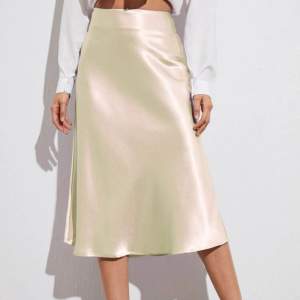 Beige side kjol från Shein i storlek L. Endast testad men är i jätte fint material!