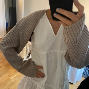 Halv kofta begie - En halv kofta som är som en kofta för armarn och sen där back till från hm, slutsåld senast jag kolla. 