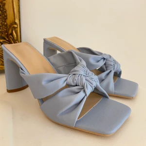 Blåa klackar  - Super fina ljusblåa klackar, perfekta för sommaren. Halvhög blockklack. EU storlek 38. Aldrig använda, då de inte passar mig. Köparen står för frakten🤍