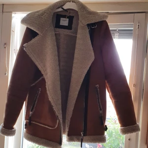 S - En fint jacka som passar till allt. I mycket bra skick och passar xs_ m.och jackan är slutsæld