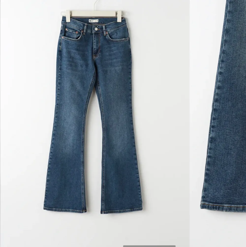 Säljer nu mina fina blåa lågmidjade jeans från Gina storlek 36 köpte för 499 och säljer för 300 + frakt . Jeans & Byxor.