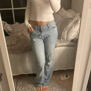 Ett par ljusblåa jeans ifrån zalando!😁De är i storlek 27 och passar bra på mig som är en s i storlek👍jag är ungefär 173 cm lång och de är perfekta i längden. Obs du står för frakten