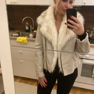 Snygg jacka från River Island  - Snygg jacka från River Island i storlek M. Snygg avtagbar päls som går runt jackan och en bit ner vid knäppningen. Sparsamt använd. Köpt för 899kr. Pris kan diskuteras vid snabb affär.
