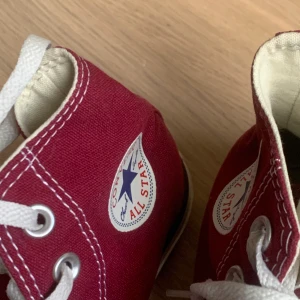 Vinröda converse 36,5  - Säljer ett par vinröda converse som är använda men i jättebra skick!   Storlek 36,5   Köparen står för frakt! 