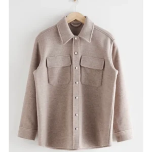 Beige jacka  - Säljer denna jacka/overshirten, supersnygg men tyvärr inte min stil. Inköpt i början av 2022. 60% ull, passar perfekt att ha nu under hösten men även till vintern med stickat under.