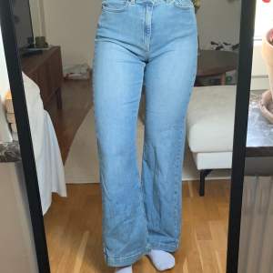 Blåa jeans från Carin Wester med lite vidare ben💗 jättesköna och fina. Frakt tillkommer 