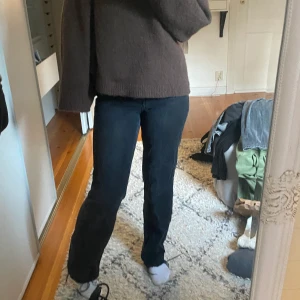 Nakd straight jeans - Nakd straight jeans, nyskick!!!! Storlek 32 men skulle säga att den passar mig som är en 34