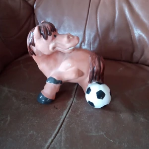 Hästfigur , Gunilla B. - Fin Hästfigur av keramik av märket Gunilla B.inget slitage finnes .hämtas i Skene alt skickas o köpare betalar frakten o Swishbetalning tillämpas .