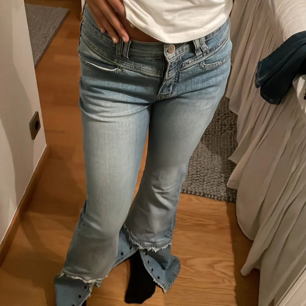 Ett par gamla jeans ägd av min mamma som inte längre kommer till användning, lägg märke till slitsen längst ner på jeansen . Du står för frakten. Jeans & Byxor.