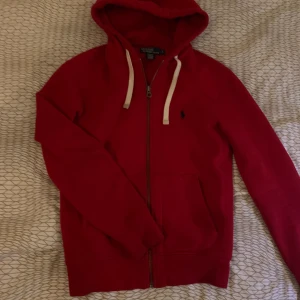 Polo Ralph lauren - Säljer min Ralph lauren zip hoddie väldigt bra skick 9/10 storlek s herr