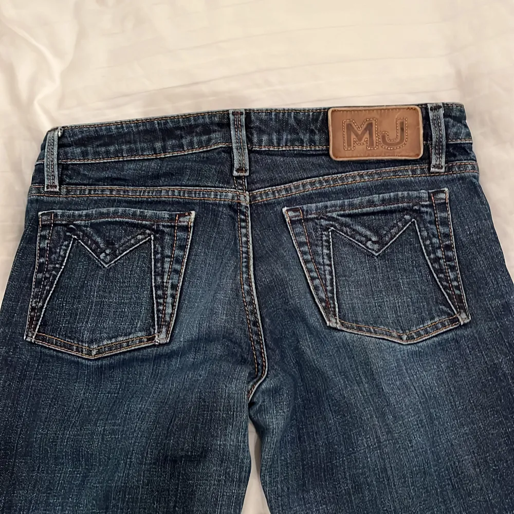 Säljer dessa fina Marc Jacobs byxorna på grund av att dem var lite stora i midjan, men annars så passar de perfekt och är super fina. Är i ett väldigt fint skick och ska vara lite blekta på knäna som man ser på bilden. . Jeans & Byxor.