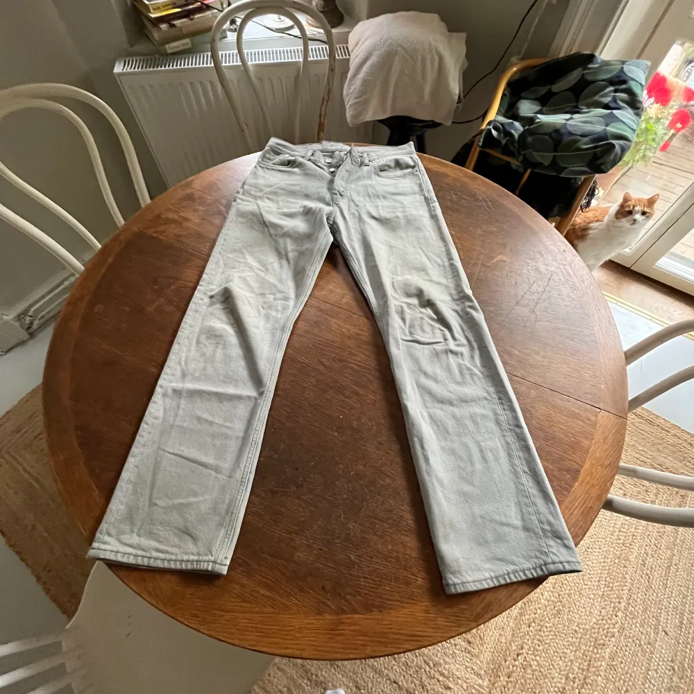 Ett par snygga gråa weekday straight space jeans! Använder de inte så mycket då de är fel storlek och passar inte så bra! Använt ca 10 gånger. Jeans & Byxor.