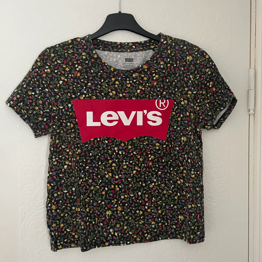 Levis tröja storlek XS. Har fått i present och har aldrig blivit använd.. T-shirts.