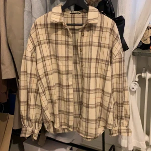 Oversized skjorta - Säljer då jag inte använder, sparsamt använd😊