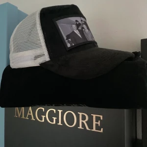 Maggiore One Size - En fin maggiore keps i bra skick, skulle säga 7/10. Säljer den då jag inte längre använder den, men den är i en väldigt fin och klassisk svart vit färg. (Pris kan diskuteras)
