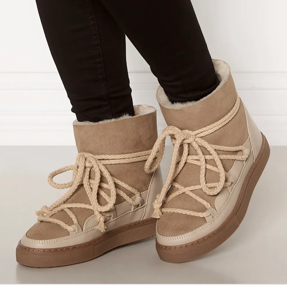 Säljer nu dessa så fina Inuikii skorna i den finaste beiga färgen! Det är i nyskick och använda max två gånger. Nypris är 2700kr 💕💕. Skor.