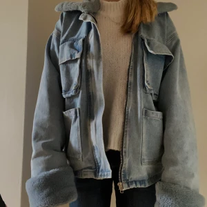 Blå jeansjacka med päls - Funderar på att sälja min skitsnygga blåa jeansjacka men päls!! Den är i toppskick och har inga defekter🙏🏼 passar xs-m💕Då jag inte riktigt  är säker än vill jag se vad jag kan få för den så skriv gärna i kommentarerna💕skriv privat vid frågor!