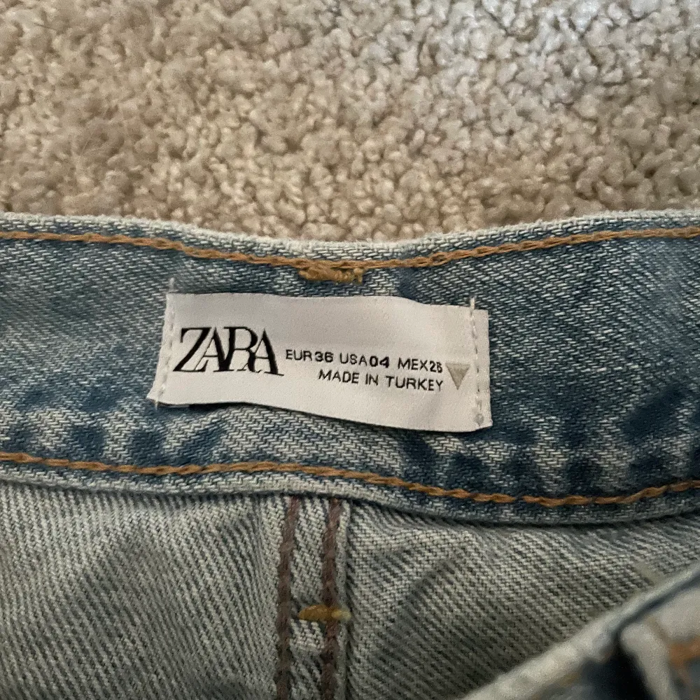 Zara jeans med hål i, aldrig använd då dem är för korta för mig . Jeans & Byxor.