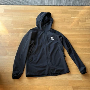 Haglöfs jacka - En helt ny oanvänd haglöfs jacka i storlek M som jag säljer. Ny pris 1300.  (Priset kan förhandlas)