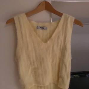 Knitwear tröja - En knitwear tröja från new yorker i storlek L men passar mig bra som är S. Går mer åt beiga hållet än vita. Skriv vid intresse eller fler bilder. Frakt ingår inte i priset ☺️