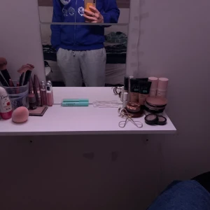 Aim for the moon full zip hoodie - En supersnygg rhinestone zip hoodie i storlek XS alla stenar kvar och inga fläckar eller hål. Knappt använd 