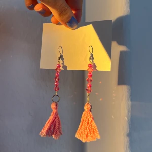 ljusrosa örhängen - Ett par örhängen i två olika rosa nyanser🫶