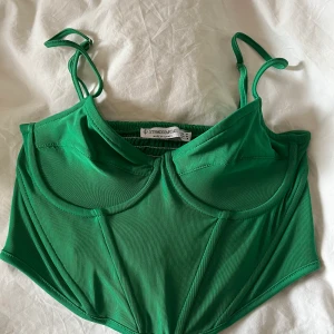 Helt ny grön korsett topp strl M - Helt ny grön korsett liknande topp från stradivarius i storlek M, passar S! Aldrig använd! Så snygg! Frakt 26kr💕