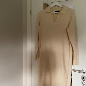 Stickad klänning - Aldrig använd 