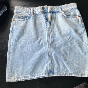 Kjol  - Kjolen är från Lindex i storlek 36 och jag råkade en för stor storlek, sitter lite tajt i midjan. TRYCK INTE PÅ KÖP NU!! 