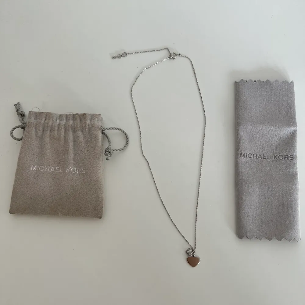 Micheal Kors äkta silver halsband. Säljs med tygpåse. Använd fåtal gånger. Mycket bra skick.  Nypris 1395kr. Accessoarer.