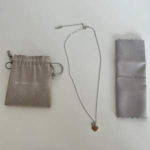 Micheal Kors äkta silver halsband. Säljs med tygpåse. Använd fåtal gånger. Mycket bra skick.  Nypris 1395kr