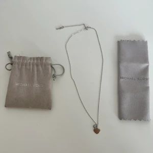 Michael Kors silver halsband  - Micheal Kors äkta silver halsband. Säljs med tygpåse. Använd fåtal gånger. Mycket bra skick.  Nypris 1395kr