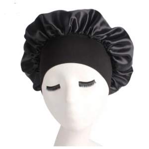 Säljer en satin bonnet sovmössa i färgen svart. Helt oanvänd och oöppnad. Frakt tillkommer på 13kr. Perfekt om du har lockigt, vågigt hår eller helt enklet om du inte vill slita håret när du sover!