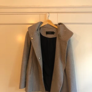 Vero Moda jacka  - Kort kappa med luva från Vero Moda, köparen står för frakt 