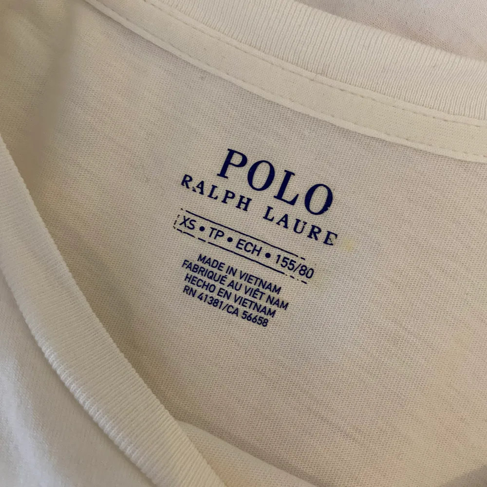 Långärmad tröja från Ralph Lauren. Den är använd ett fåtal gånger men känner att den aldrig kommer till användning längre så säljer den därför!❤️. Tröjor & Koftor.