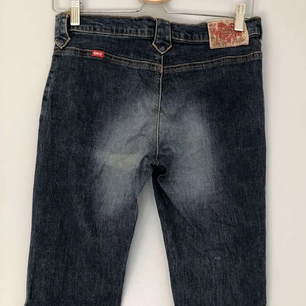 Ascoola lågmidjade jeans med snörning där fram och fickor där fram från beyond retro, de är bootcut, midjemått: 79cm och innerbenslängd:80cm💘 köp gärna via köp direkt. Jeans & Byxor.