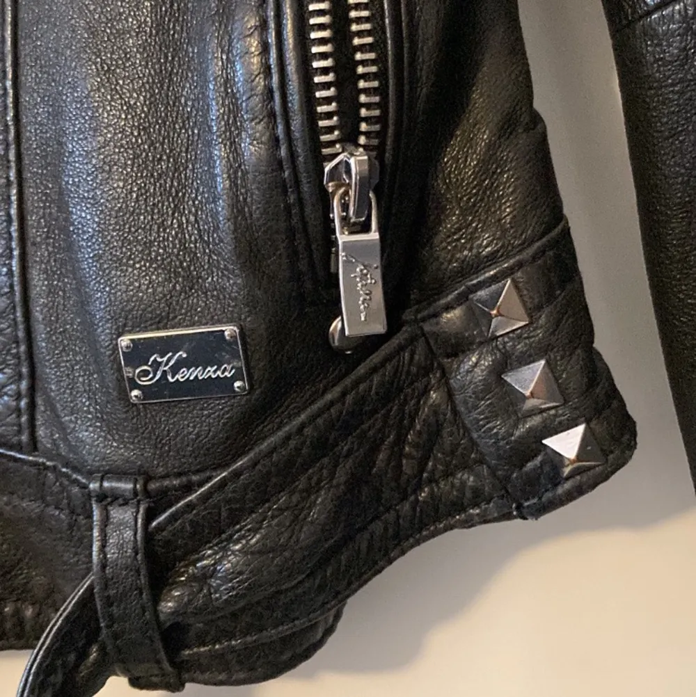 Jofama by Kenza 3 skinnjacka äkta läder ombloggad trend, svart jacka med nitar. Storlek 38. Nypris 3500. Priset är förhandlingsbart. Jackor.