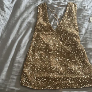 Vintage Glitterlinne - Köpt secondhand men i sååå bra skick. Får tyvärr ingen användning för linnet, men sjukt snyggt och passar till tex en svart kjol och stövlar. Står ingen storlek, men skulle säga L. Passar också s, m och xl beroende på hur oversized man vill ha det!! ❤️❤️