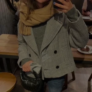 Kort kappa  - En jättefin kort kappa från zara! Aldrig använd,bara testad med prislappen kvar. Storlek xs men sitter mer som en S💓 *hund funnits i hemmet* Buda! (Första bilden är lånad!!)💗