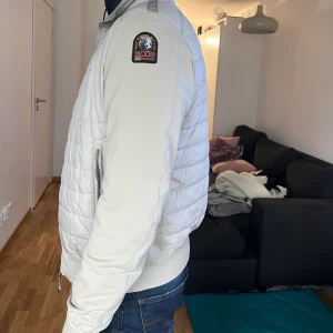 Parajumper jacka  - Säljer nu min fina parajumper jacka då den inte används längre, ser ut som ny då den användes sparsamt, vid snabb affär kan priset diskuteras 