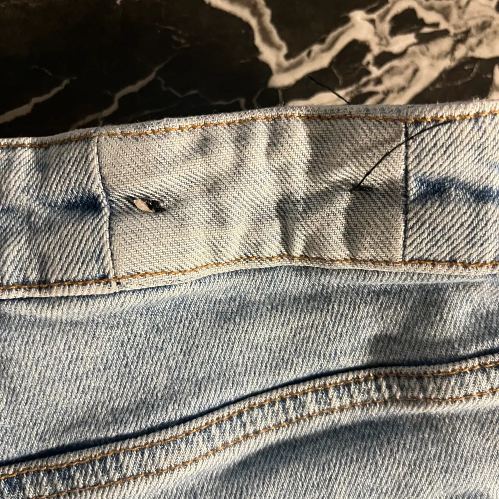 Jeans med håliga knän i strl s, köpta på carlings, mid raise. Tappat lappen där bak, annars är dom i bra skick ☺️. Jeans & Byxor.