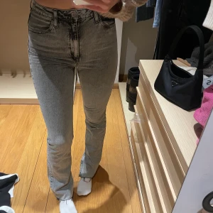 Zara - Grå jeans från zara med slits längst ner, helt slutsålda 🤎
