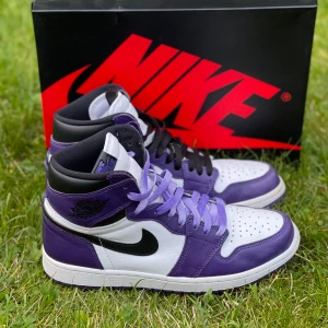 Jordan 1 high - 🔥Jordan 1 high court purple🔥 som är i ett extremt bra skick och använt få ggr( PRISET GÅR ATT DISKUTERAS) kvitto och box medföljer📦🧾(CREASE SKYDD INGÅR OCH KVITTOT ÄR FRÅN TIDIGARE ÄGARE)