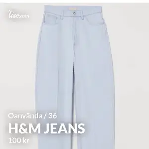 Jeansen har hög midja och är vida med pressveck. Oanvända. Inköpspris: 400kr. Säljs inte i butik längre.🤍 frakt: 70kr