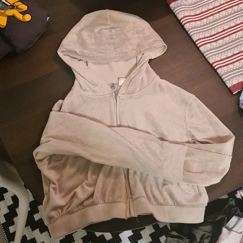 Jag säljer denna jätte fina hoodie som går lite över naveln, den är strl M och den passar jätte bra, den har blivit använd 1gång. Jag köpte den för 190kr och säljer den för 90kr köparen betalar frakten.🌸Färgen är lite brun/beach.. Hoodies.