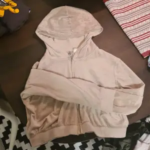 Jag säljer denna jätte fina hoodie som går lite över naveln, den är strl M och den passar jätte bra, den har blivit använd 1gång. Jag köpte den för 190kr och säljer den för 90kr köparen betalar frakten.🌸Färgen är lite brun/beach.