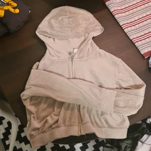 Hoodie/magtröja - Jag säljer denna jätte fina hoodie som går lite över naveln, den är strl M och den passar jätte bra, den har blivit använd 1gång. Jag köpte den för 190kr och säljer den för 90kr köparen betalar frakten.🌸Färgen är lite brun/beach.